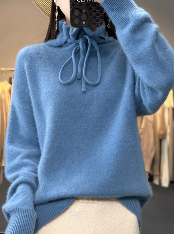 Jutta - Blauer Pullover mit Farbe und Schleife